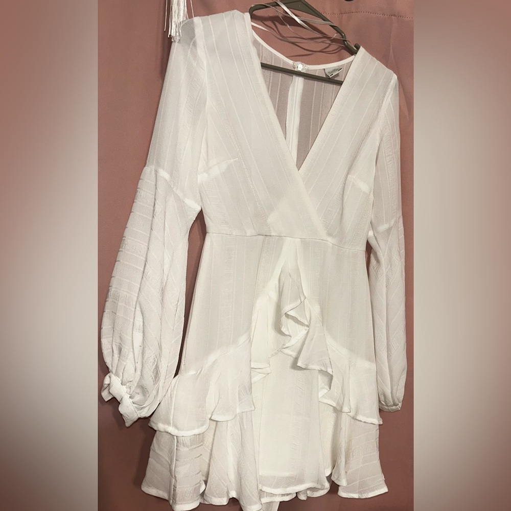 Selfie Leslie Longsleeve
White Dress